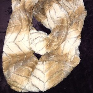 Surci faux fur infinity scarf